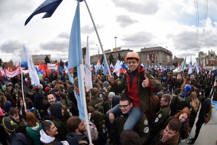 Новосибирск.  Участники первомайского шествия КПРФ на Красном проспекте.