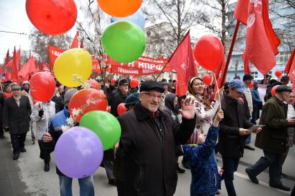 Новосибирск. Участники первомайского шествия КПРФ на Красном проспекте.