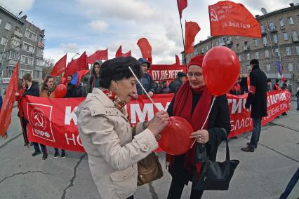 Новосибирск. Участники первомайского шествия КПРФ на Красном проспекте.