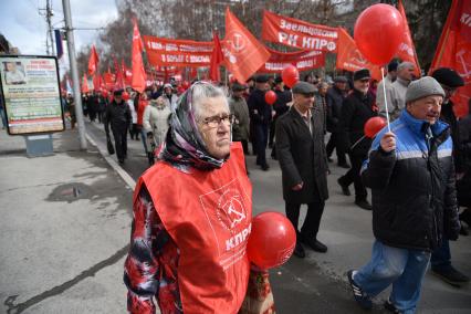 Новосибирск. Участники первомайского шествия КПРФ на Красном проспекте.