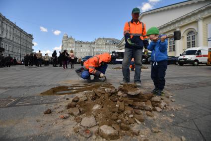 Москва.  Работы по благоустройству  на Сапожковской площади.