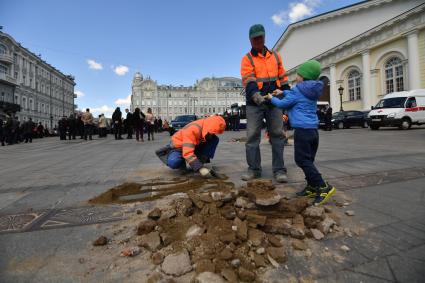 Москва.  Работы по благоустройству  на Сапожковской площади.