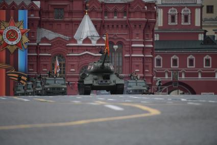 Москва.  Танк Т-34-85 на Красной площади во время военного парада, посвященного 72-й годовщине Победы в Великой Отечественной войне.