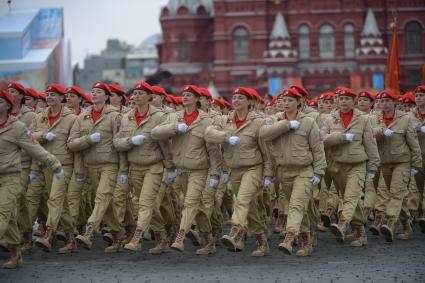 Москва.  Члены всероссийского военно-патриотического движения `Юнармия`  на Красной площади во время военного парада, посвященного 72-й годовщине Победы в Великой Отечественной войне.