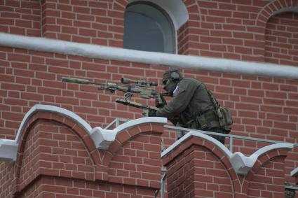 Москва.  Снайпер на Красной площади перед началом военного парада, посвященного 72-й годовщине Победы в Великой Отечественной войне.