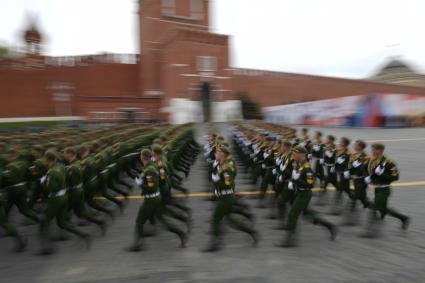 Москва. Курсанты Военной академии материально-технического обеспечения имени генерала армии Хрулева на Красной площади во время военного парада, посвященного 72-й годовщине Победы в Великой Отечественной войне.