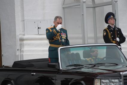 Москва. Министр обороны РФ Сергей Шойгу (слева) на Красной площади перед началом военного парада, посвященного 72-й годовщине Победы в Великой Отечественной войне.