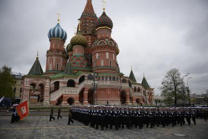 Москва.  Курсанты Тихоокеанского высшего военно-морского училища имени адмирала Макарова на Красной площади перед началом военного парада, посвященного 72-й годовщине Победы в Великой Отечественной войне.