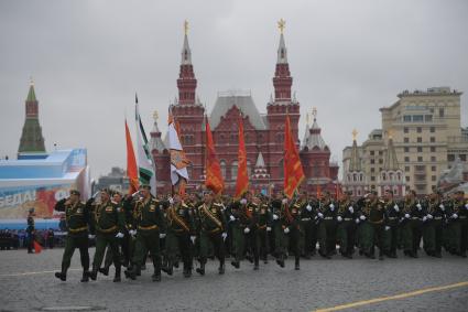 Москва.  Военнослужащие на Красной площади во время военного парада, посвященного 72-й годовщине Победы в Великой Отечественной войне.