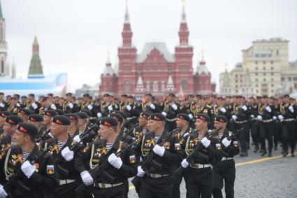 Москва. Морские пехотинцы 336-й отдельной гвардейской Белостокской бригады Балтийского флота на Красной площади во время военного парада, посвященного 72-й годовщине Победы в Великой Отечественной войне.