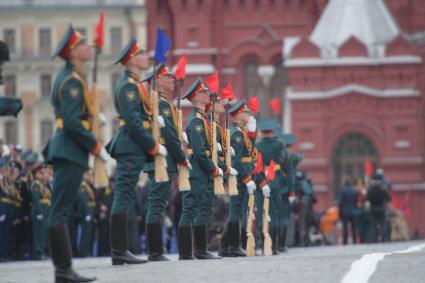 Москва.   Почетный караул 154-го отдельного комендантского Преображенского полка на Красной площади во время военного парада, посвященного 72-й годовщине Победы в Великой Отечественной войне.