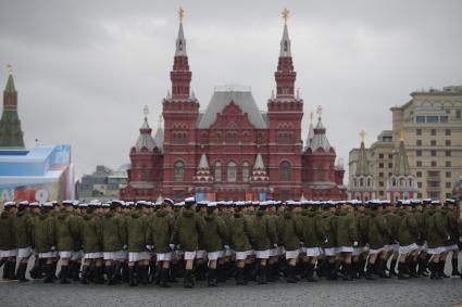 Москва. Парадный расчет девушек-курсантов Военной академии связи имени Буденного и Военно-космической академии имени Можайского на Красной площади перед началом военного парада, посвященного 72-й годовщине Победы в Великой Отечественной войне.