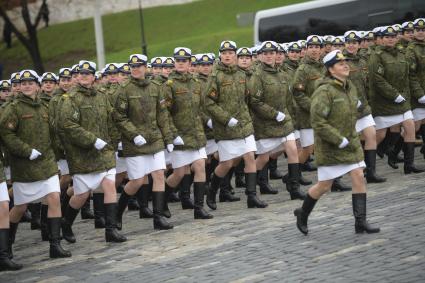 Москва. Парадный расчет девушек-курсантов Военной академии связи имени Буденного и Военно-космической академии имени Можайского на Красной площади перед началом военного парада, посвященного 72-й годовщине Победы в Великой Отечественной войне.