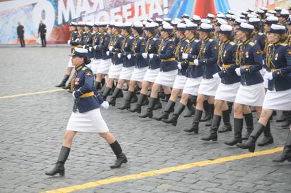 Москва.  Парадный расчет девушек-курсантов Военной академии связи имени Буденного и Военно-космической академии имени Можайского на Красной площади во время военного парада, посвященного 72-й годовщине Победы в Великой Отечественной войне.