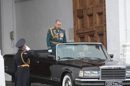 Москва. Министр обороны РФ Сергей Шойгу (в центре) на Красной площади перед началом военного парада, посвященного 72-й годовщине Победы в Великой Отечественной войне.