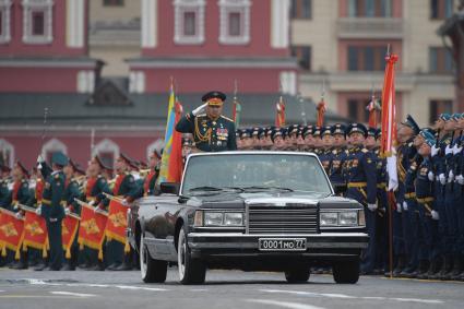 Москва. Министр обороны РФ Сергей Шойгу на Красной площади  во время военного парада, посвященного 72-й годовщине Победы в Великой Отечественной войне.