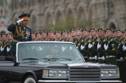 Москва. Министр обороны РФ Сергей Шойгу (слева) на Красной площади  во время военного парада, посвященного 72-й годовщине Победы в Великой Отечественной войне.