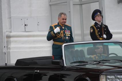 Москва. Министр обороны РФ Сергей Шойгу на Красной площади перед началом военного парада, посвященного 72-й годовщине Победы в Великой Отечественной войне.