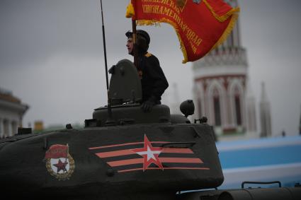 Москва.  Танк Т-34-85 на Красной площади во время военного парада, посвященного 72-й годовщине Победы в Великой Отечественной войне.