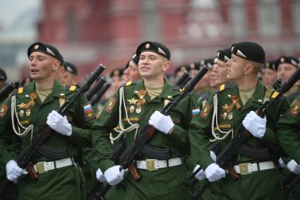 Москва.   Военнослужащие 4-й гвардейской танковой Кантемировской дивизии имени Андропова на Красной площади во время военного парада, посвященного 72-й годовщине Победы в Великой Отечественной войне.