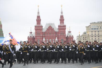 Москва. Морские пехотинцы 336-й отдельной гвардейской Белостокской бригады Балтийского флота на Красной площади во время военного парада, посвященного 72-й годовщине Победы в Великой Отечественной войне.