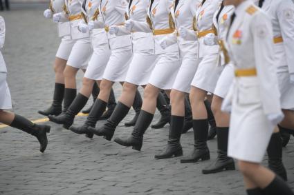 Москва. Сводный парадный расчет женщин-военнослужащих Военного университета Минобороны РФ на Красной площади во время военного парада, посвященного 72-й годовщине Победы в Великой Отечественной войне.