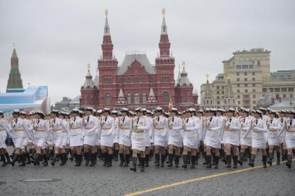 Москва. Сводный парадный расчет женщин-военнослужащих Военного университета Минобороны РФ на Красной площади во время военного парада, посвященного 72-й годовщине Победы в Великой Отечественной войне.