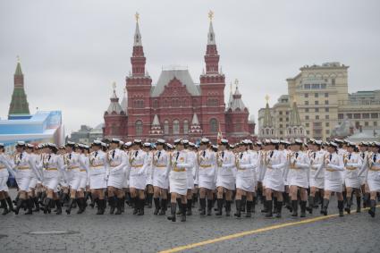 Москва. Сводный парадный расчет женщин-военнослужащих Военного университета Минобороны РФ на Красной площади  во время военного парада, посвященного 72-й годовщине Победы в Великой Отечественной войне.