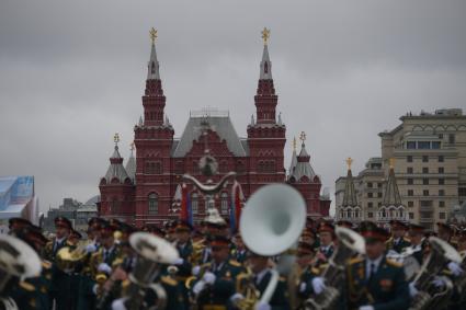 Москва.  Военнослужащие  на Красной площади во время военного парада, посвященного 72-й годовщине Победы в Великой Отечественной войне.