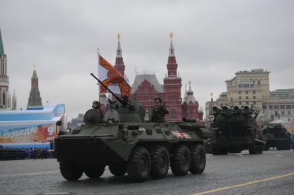 Москва.  БТР-82А  (слева) на Красной площади во время военного парада, посвященного 72-й годовщине Победы в Великой Отечественной войне.