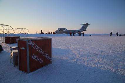 Северный полюс, лагерь `Барнео`. Самолет Ан-72  доставил экспедицию и груз на станцию.