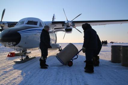 Северный полюс, лагерь `Барнео`. Самолет L-410   доставил горючее на полярную станцию.