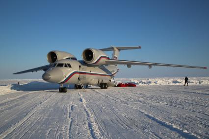 Северный полюс, лагерь `Барнео`. Самолет Ан-72  доставил экспедицию и груз на станцию.