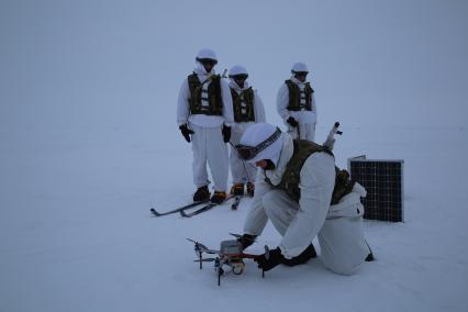 Северный полюс, лагерь `Барнео`.  Лыжная экспедиция  курсантов  Военного института физической культуры  перед отправкой к полюсу запускает коптер.