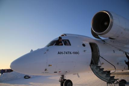 Северный полюс, лагерь `Барнео`. Самолет Ан-74ТК-100С   доставил экспедицию и груз на станцию Русского .