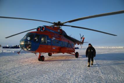 Северный полюс, лагерь `Барнео`.   Вертолет Ми-8  на полярной станции.