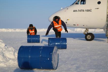 Северный полюс, лагерь `Барнео`. Самолет Ан-72  доставил экспедицию и груз на станцию.