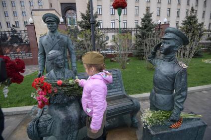 Москва.    Цветы, возложенные у памятника `Офицеры` на Фрунзенской набережной  во время празднования 72-й годовщины Победы в Великой Отечественной войне.