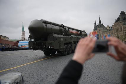 Москва.  Подвижный грунтовый ракетный комплекс (ПГРК) с межконтинентальной баллистической ракетой РС-24 `Ярс`  на Красной площади во время военного парада, посвященного 72-й годовщине Победы в Великой Отечественной войне.