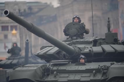 Москва.  Танки Т-72Б3  на Красной площади во время военного парада, посвященного 72-й годовщине Победы в Великой Отечественной войне.