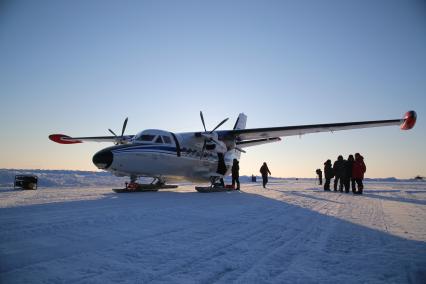 Северный полюс, лагерь `Барнео`. Самолет L-410  на полярной станции.