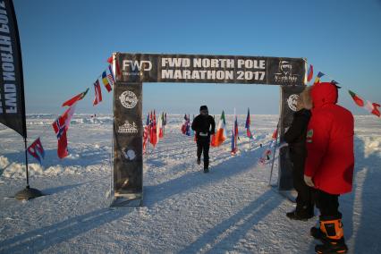 Северный полюс, лагерь `Барнео`. Участники марафона на Северном полюсе (NORTH POLE MARATHON 2017) .