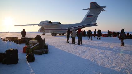 Северный полюс, лагерь `Барнео`. Самолет Ан-72  доставил экспедицию и груз на станцию.