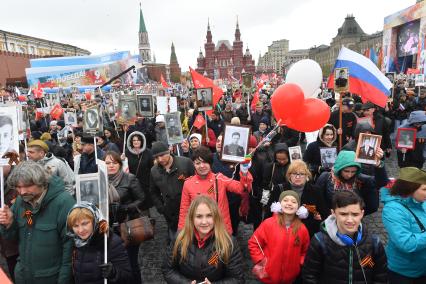 Москва.  Участники акции памяти  `Бессмертный полк` во время шествия в День Победы на Красной площади.