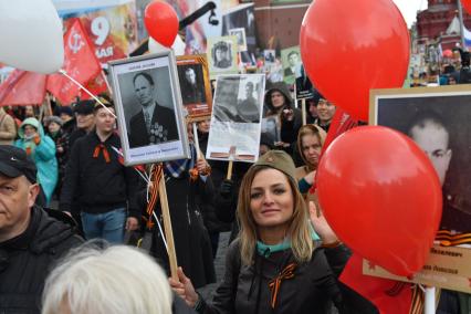 Москва.  Участники акции памяти  `Бессмертный полк` во время шествия в День Победы на Красной площади.