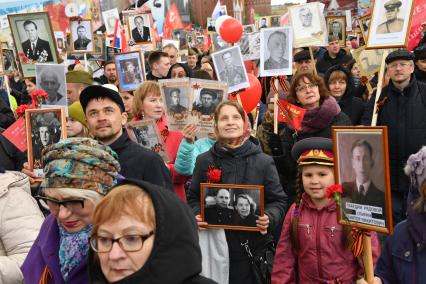 Москва.  Участники акции памяти  `Бессмертный полк` во время шествия в День Победы на Красной площади.