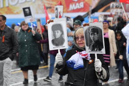 Москва.  Участники акции памяти  `Бессмертный полк` во время шествия в День Победы на Красной площади.