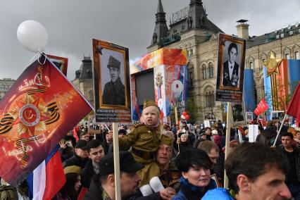 Москва.  Участники акции памяти  `Бессмертный полк` во время шествия в День Победы на Красной площади.