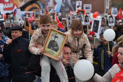 Москва.  Участники акции памяти  `Бессмертный полк` во время шествия в День Победы на Красной площади.