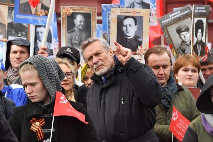 Москва. Актер Александр Михайлов (в центре) во время акции памяти  `Бессмертный полк` в честь 72-й годовщины Победы в Великой Отечественной войне 1941-1945 годов.